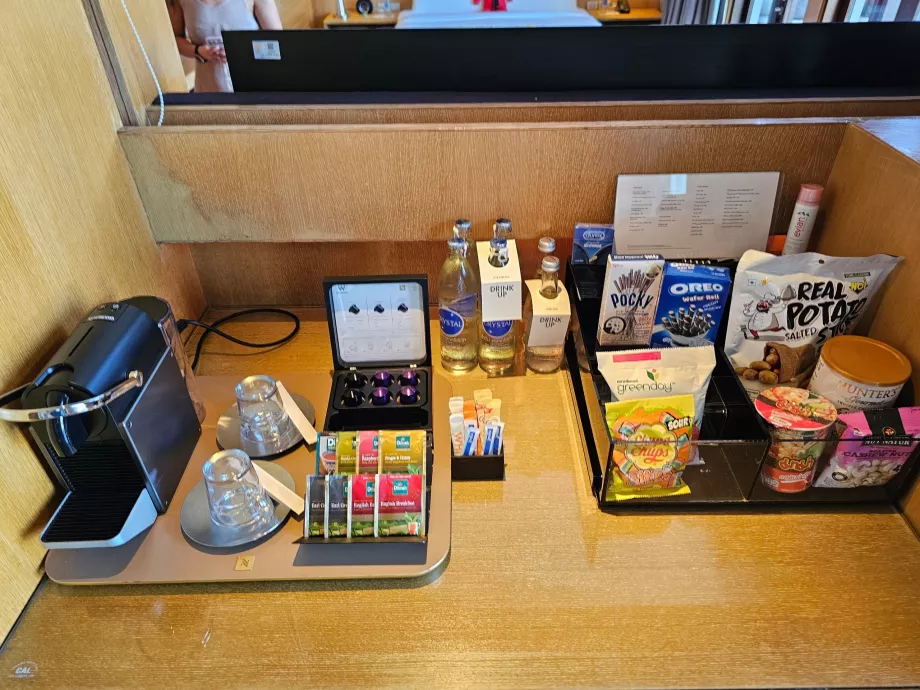 Cafetera y agua gratis y parte del minibar