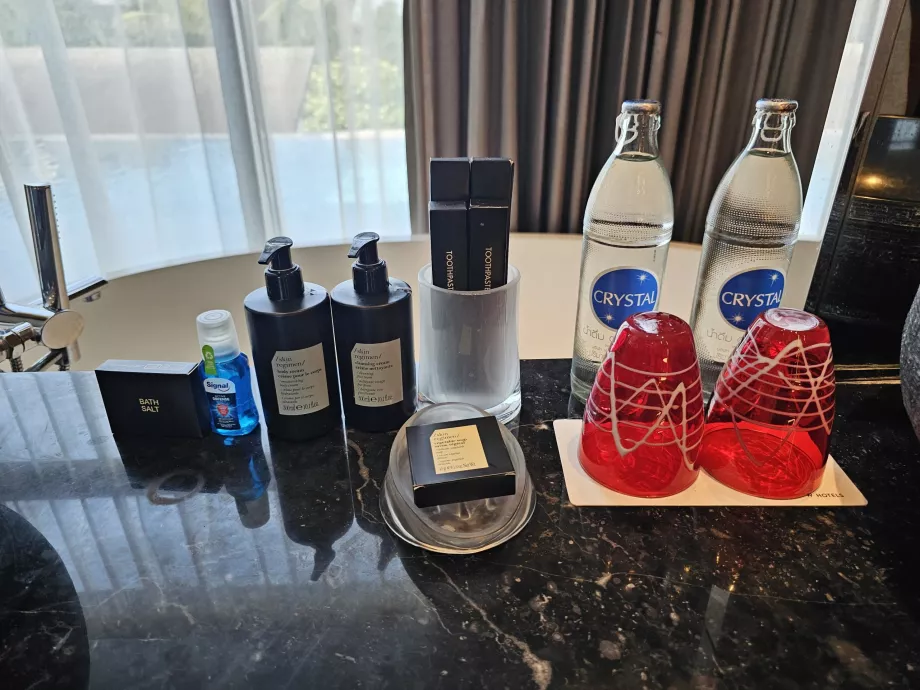 Agua y amenities en el baño