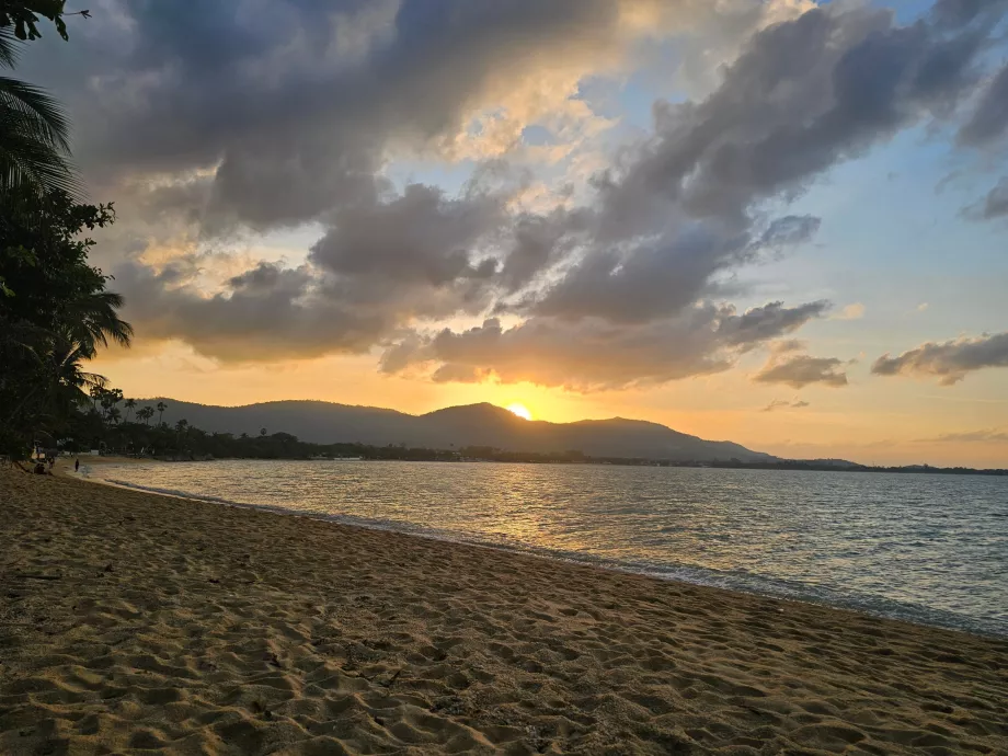 Puesta de sol sobre la isla - vista desde la playa del hotel