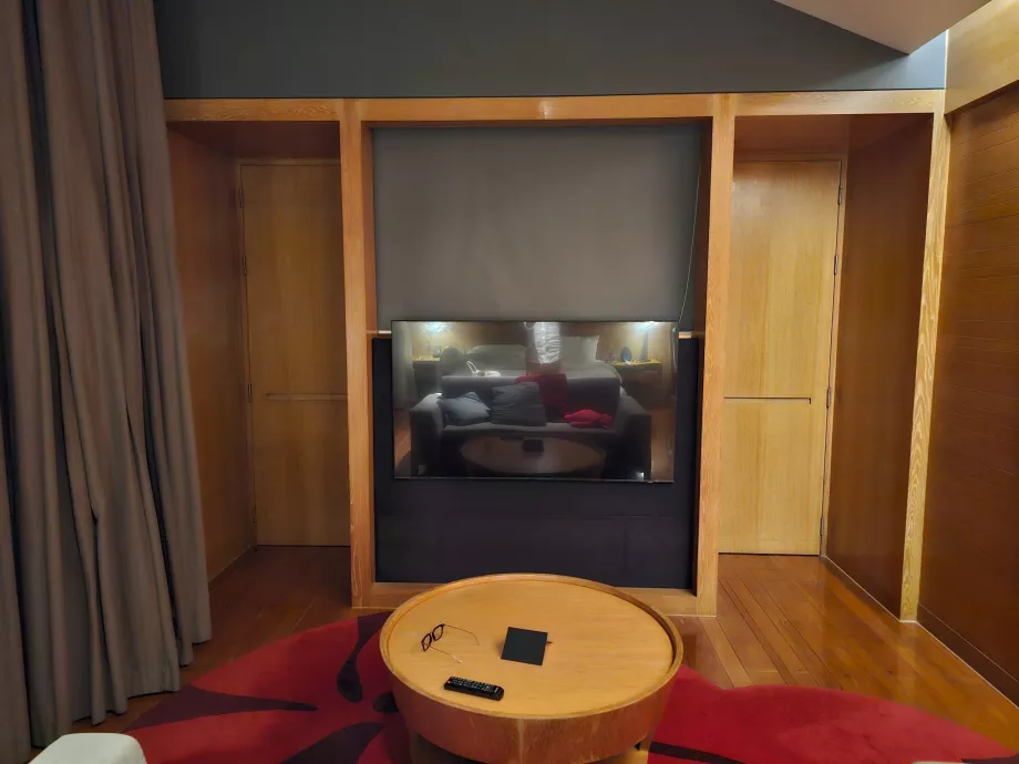 Habitación con una puerta cerrada que separa el pasillo del cuarto de baño