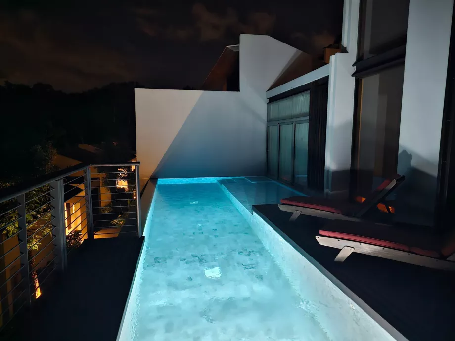 Piscina privada por la noche