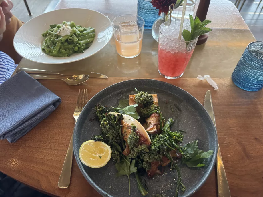 Comida en el restaurante Peak