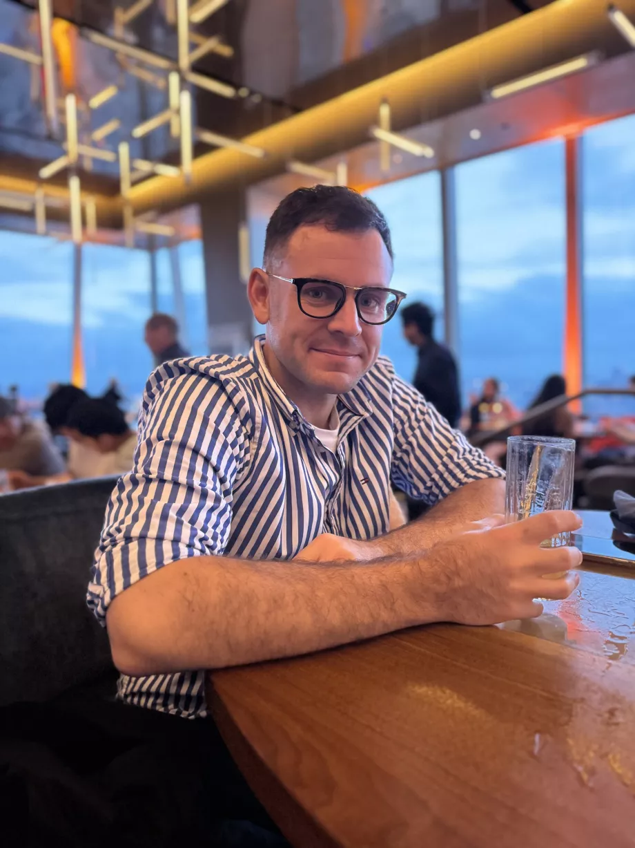 Yo en el restaurante Peak