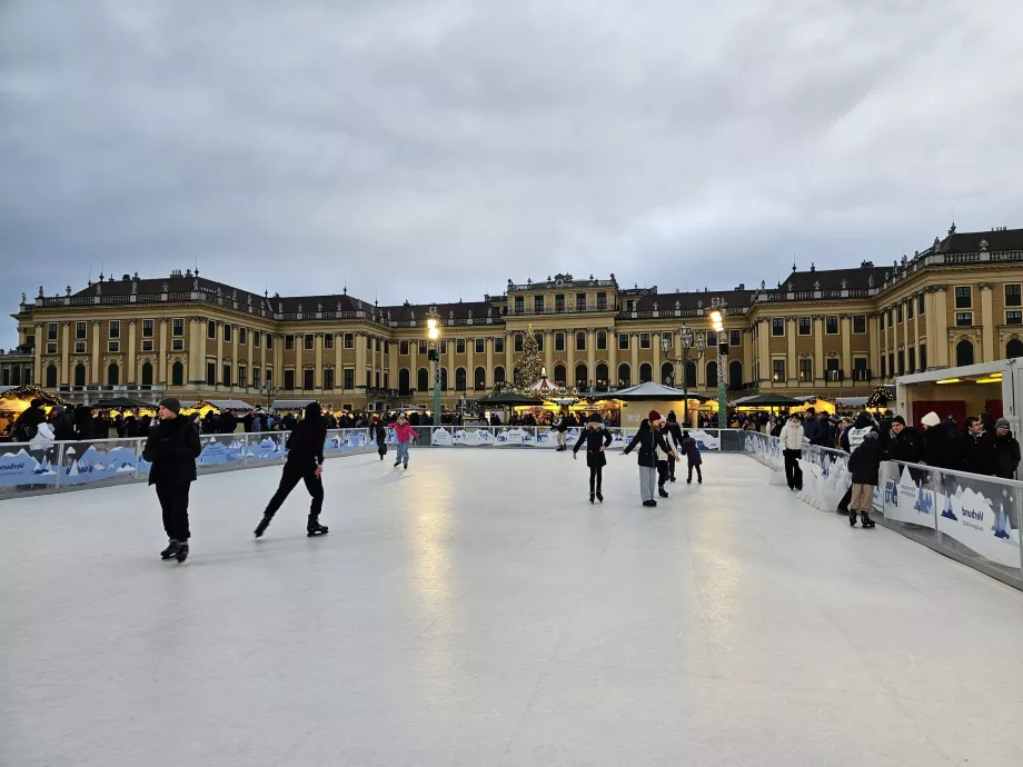 Pista de hielo en el mercado navideño de Schönbrunn