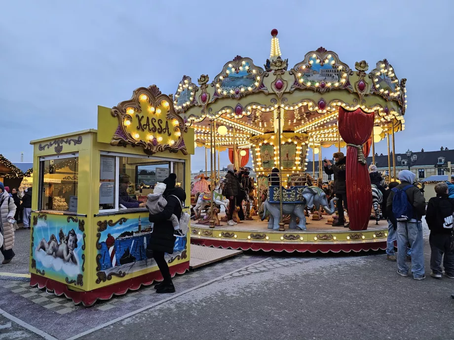 Carrusel en el mercado navideño de Schönbrunn