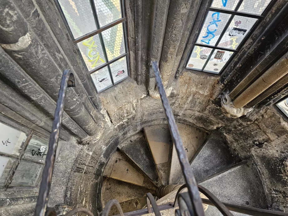 Escalera de la torre sur