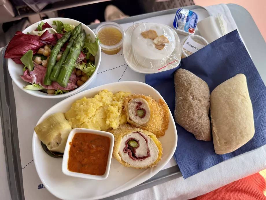 Plato principal: roulade de pollo frito con tomates secos, puré y salsa de verduras asadas