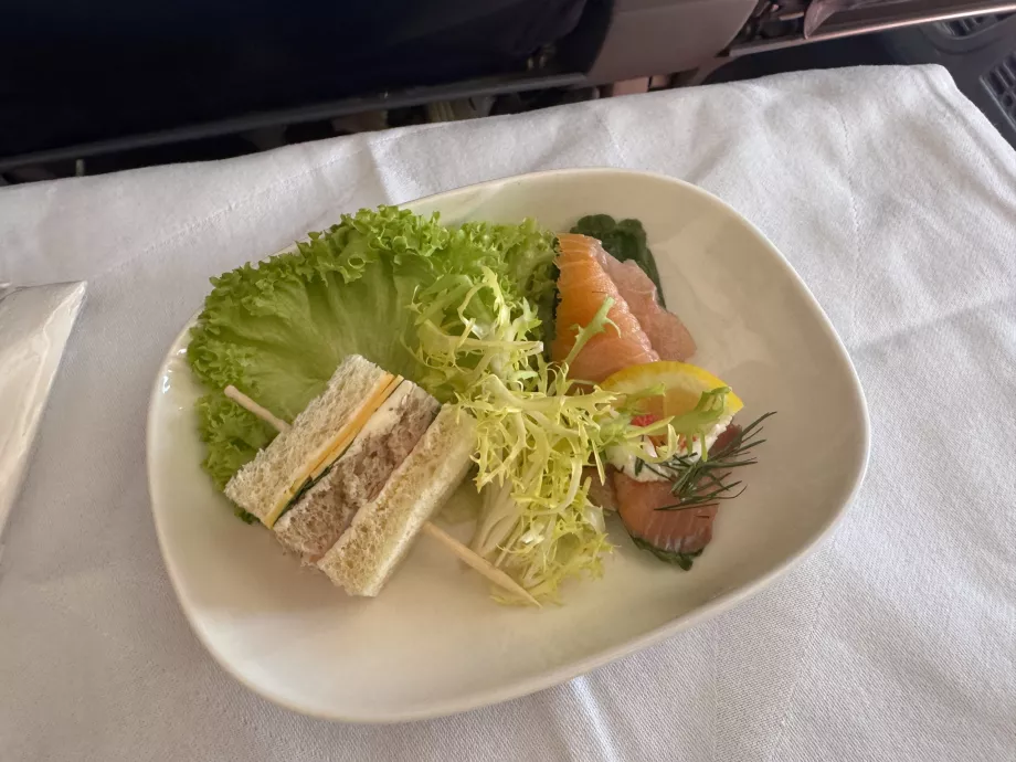 Entrante: tostadas, ensalada y salmón