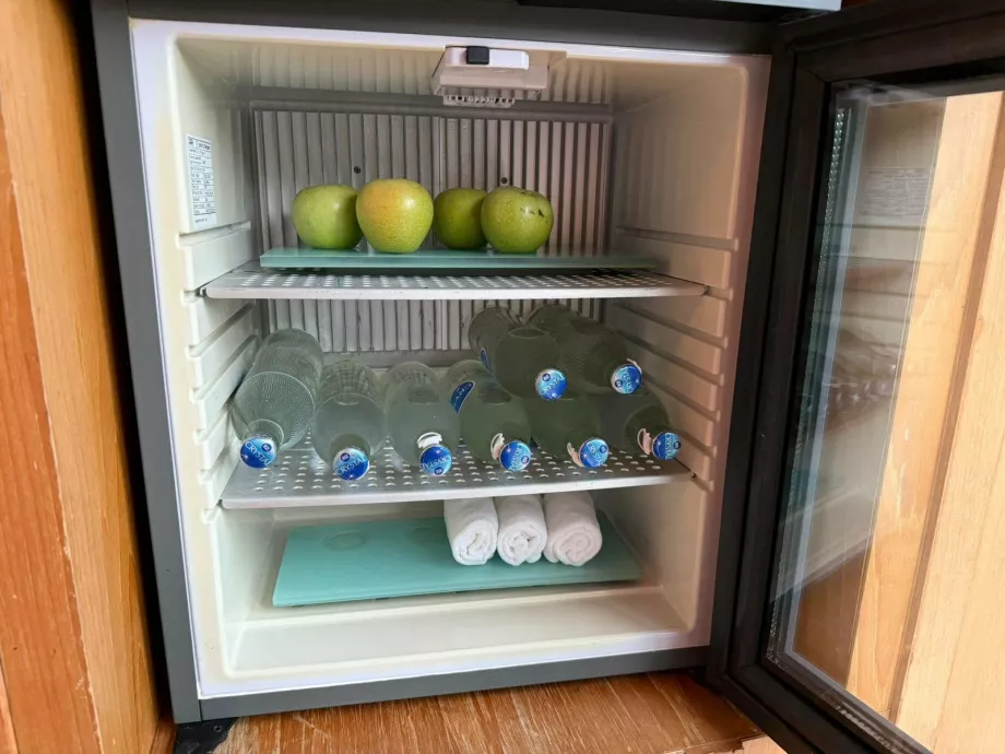 Agua, toallas y manzanas gratis en el gimnasio