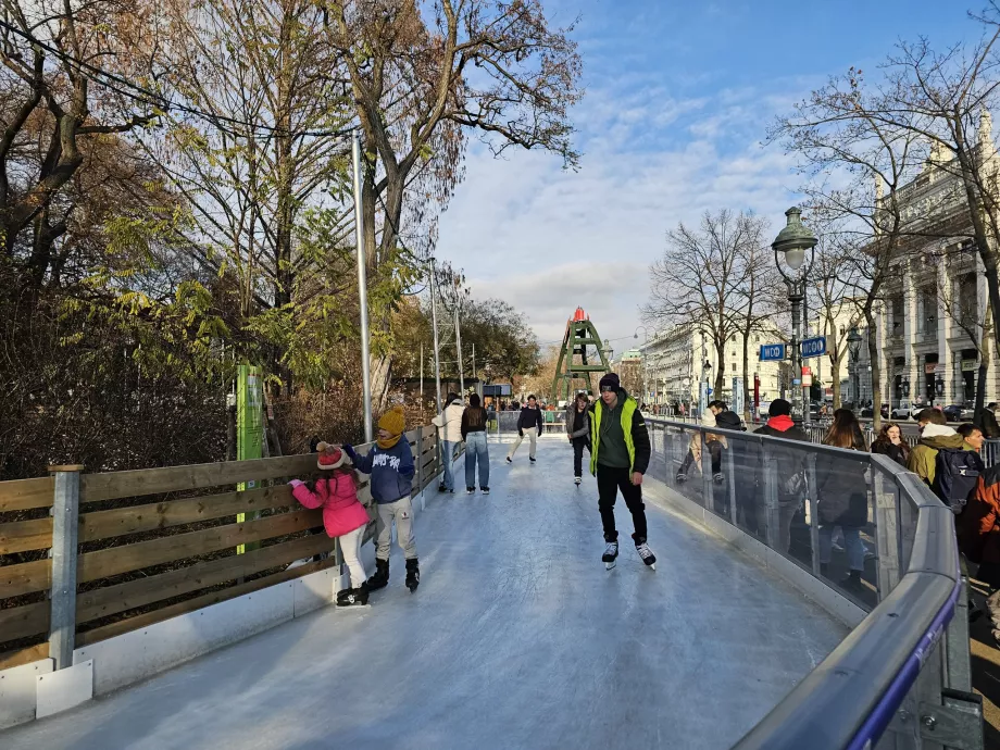 Pista de patinaje frente al ayuntamiento