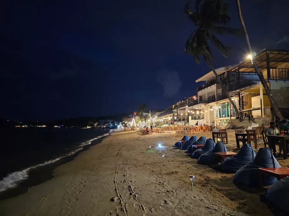 Playa nocturna de Bo Phut en el pueblo de pescadores