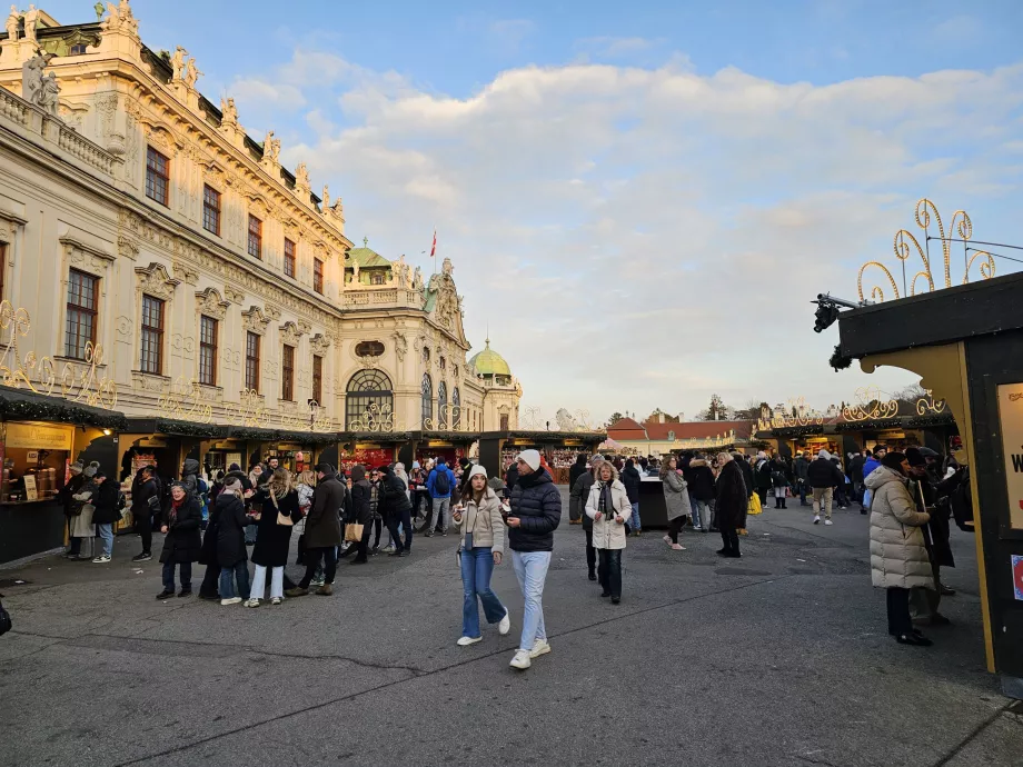 Mercados frente al Oberes Belvedere