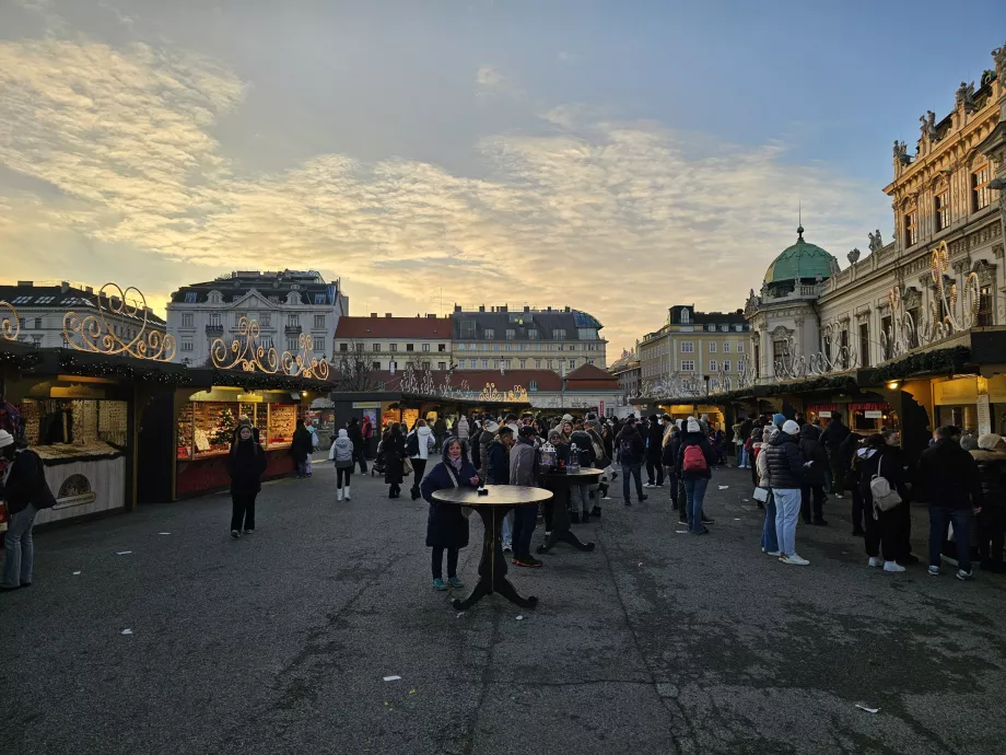Mercados frente al Oberes Belvedere