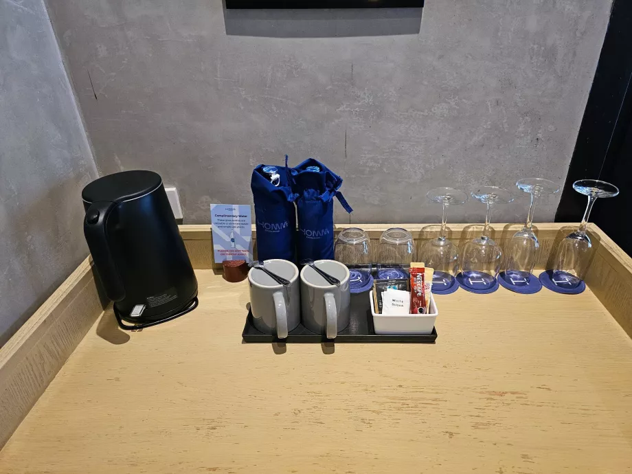 Agua y café instantáneo/té gratuitos