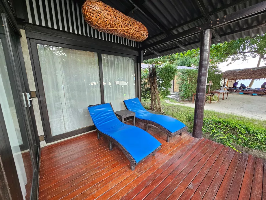 Tumbonas frente a nuestra Suite de un dormitorio