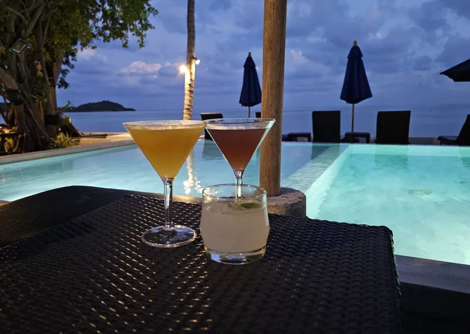 Bebidas junto a la piscina