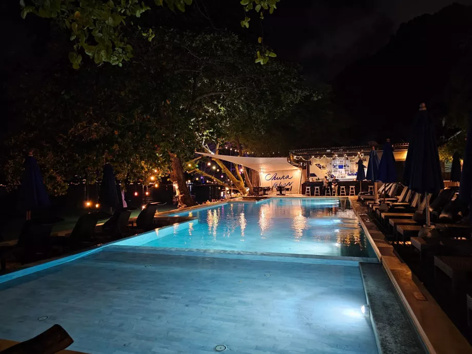 Piscina del hotel por la noche