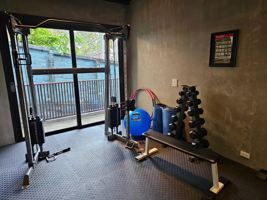 Gimnasio con equipamiento antiguo