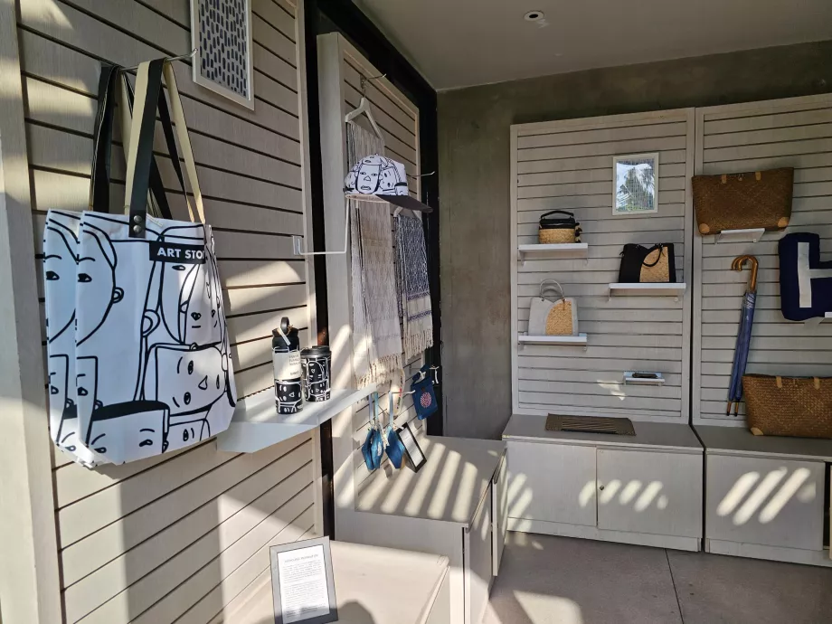 Pequeña tienda de recuerdos en la recepción