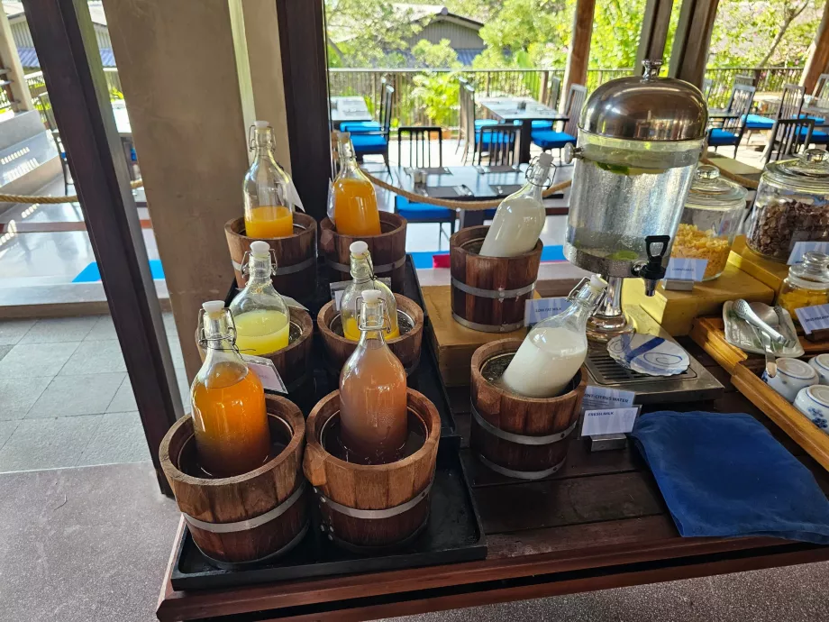 Desayuno - zumos, agua y leche