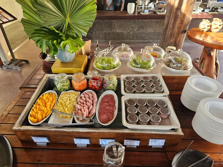 Desayuno - jamón, queso y verduras