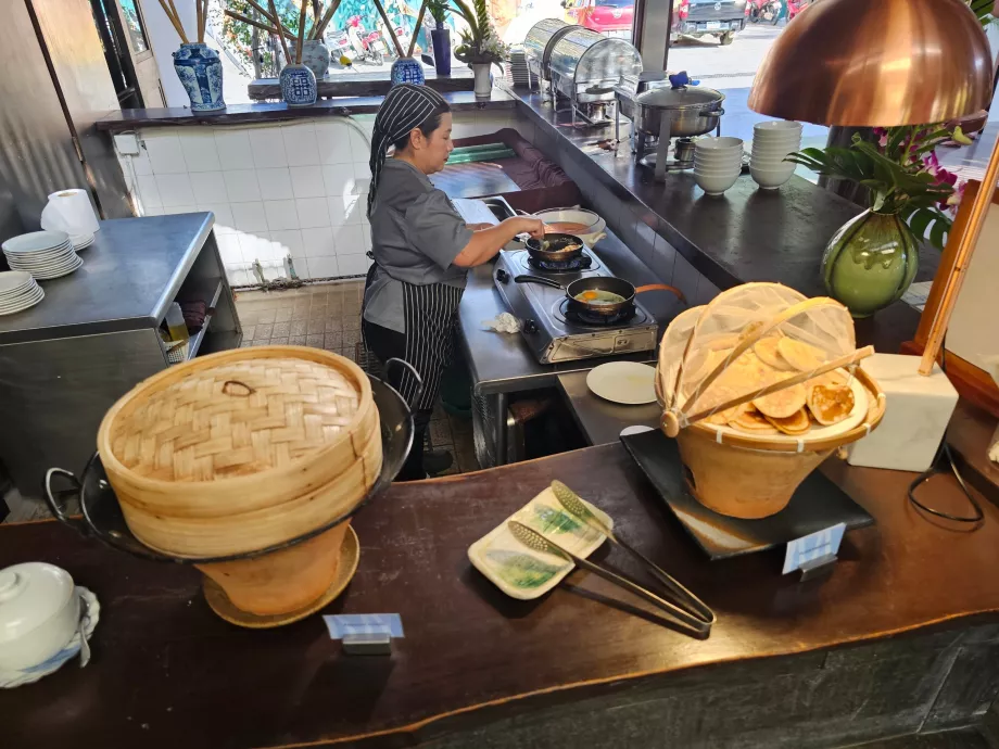 Desayuno - tortitas y preparación de huevos