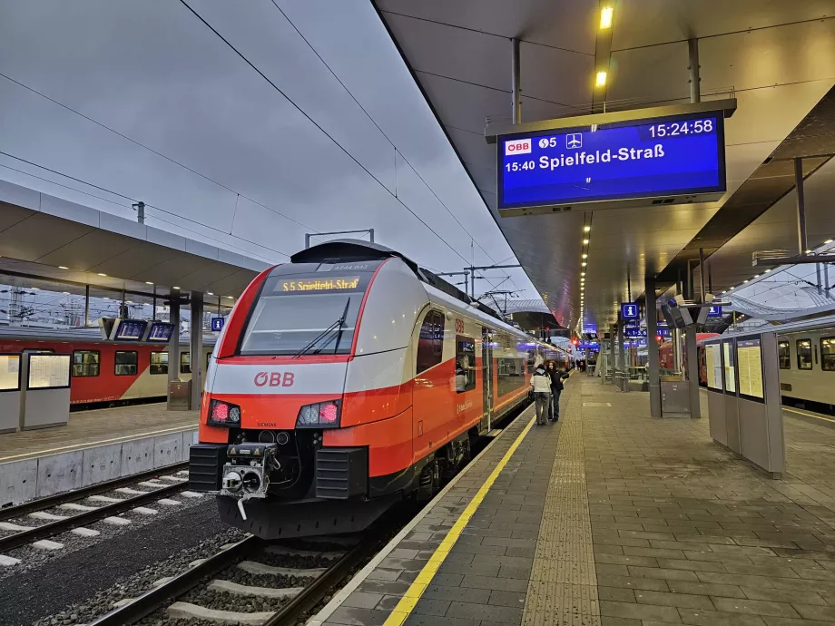 Tren línea S5 dirección Spielfeld y aeropuerto de Graz