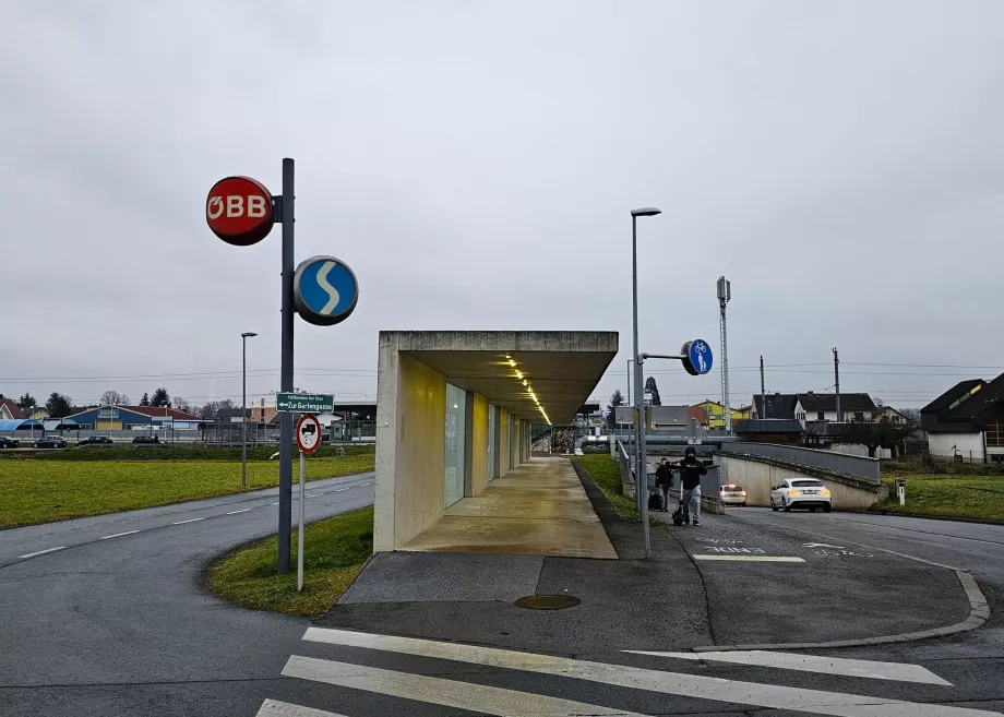 Estación de tren cerca del aeropuerto - dirección Graz a la izquierda
