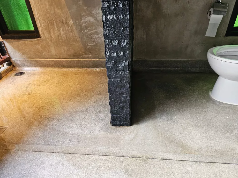 El agua de la ducha se va por el inodoro