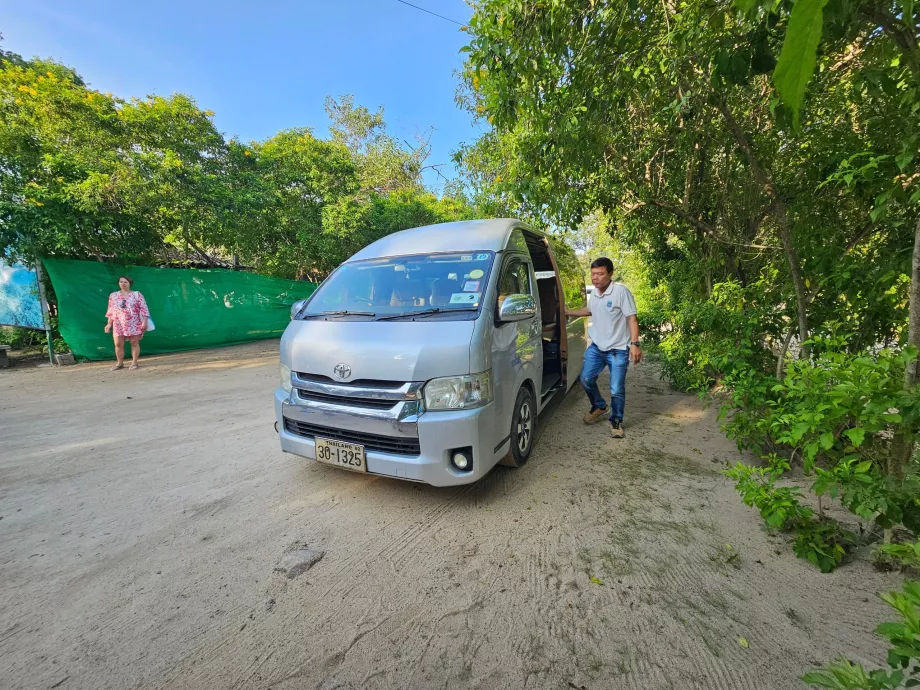 Minivan para el traslado del hotel al muelle
