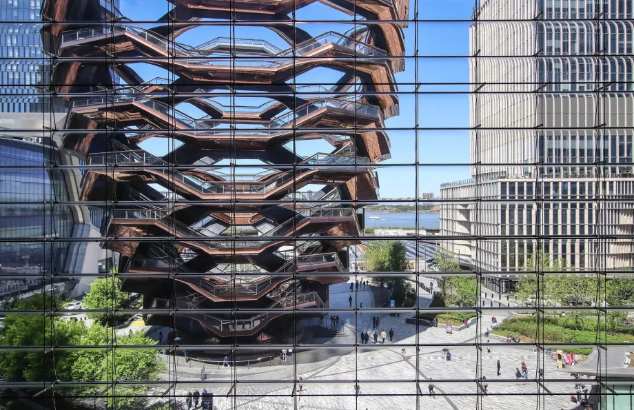 El buque visto desde el rascacielos The Edge