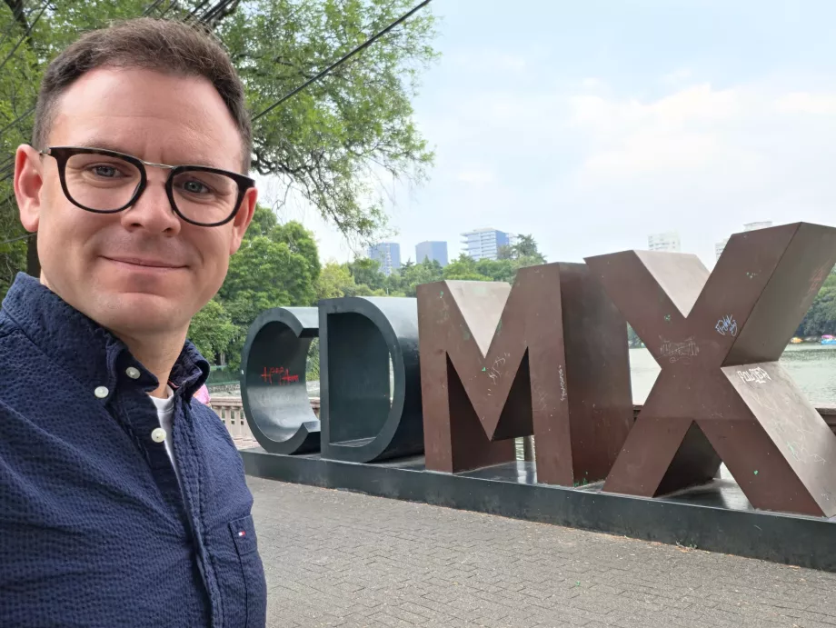 Yo frente al letrero "CDMX".