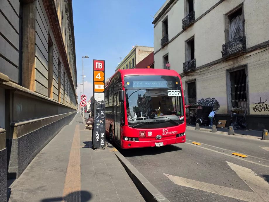 Parada del Metrobús en el centro histórico