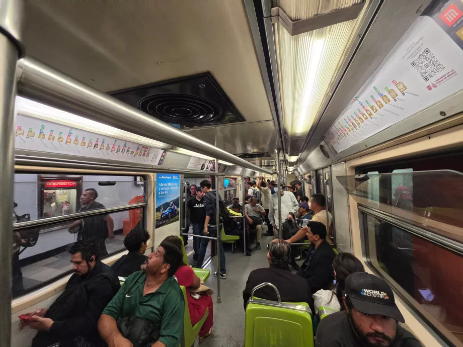 Metro interior en CDMX