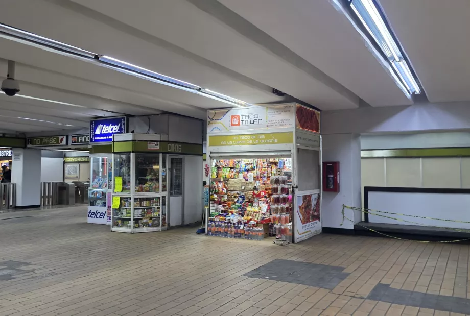 Pequeños puestos de venta en las estaciones