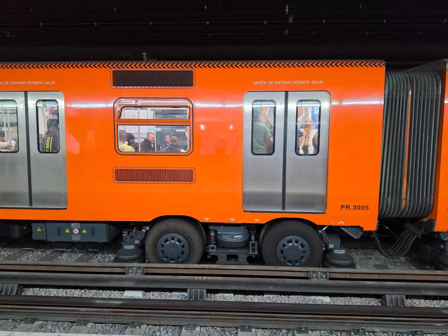 Neumáticos de goma en los trenes de metro