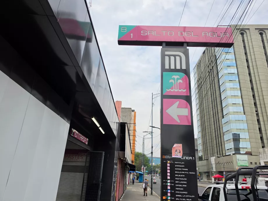 Señalización de la entrada a la estación de metro