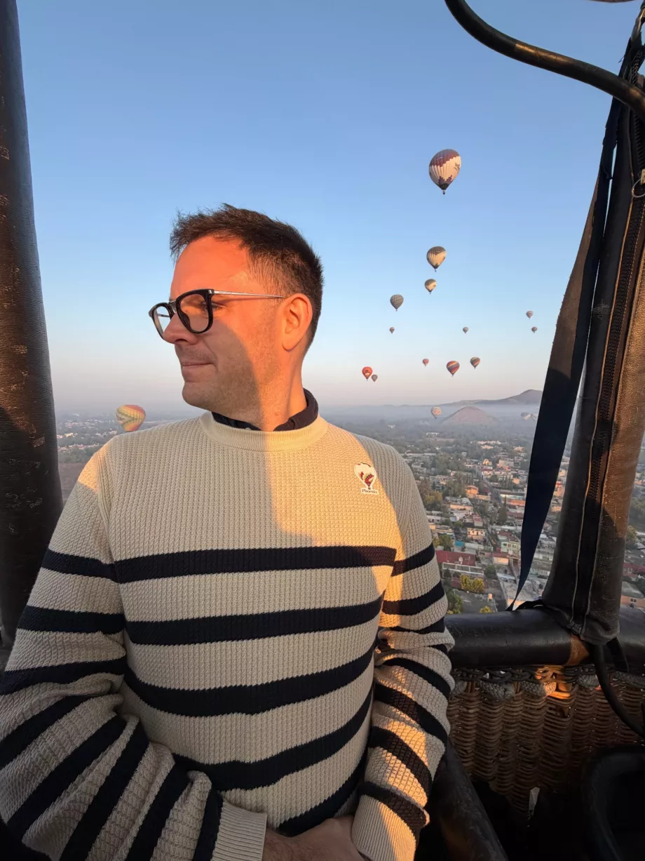 Yo en globo sobre las pirámides