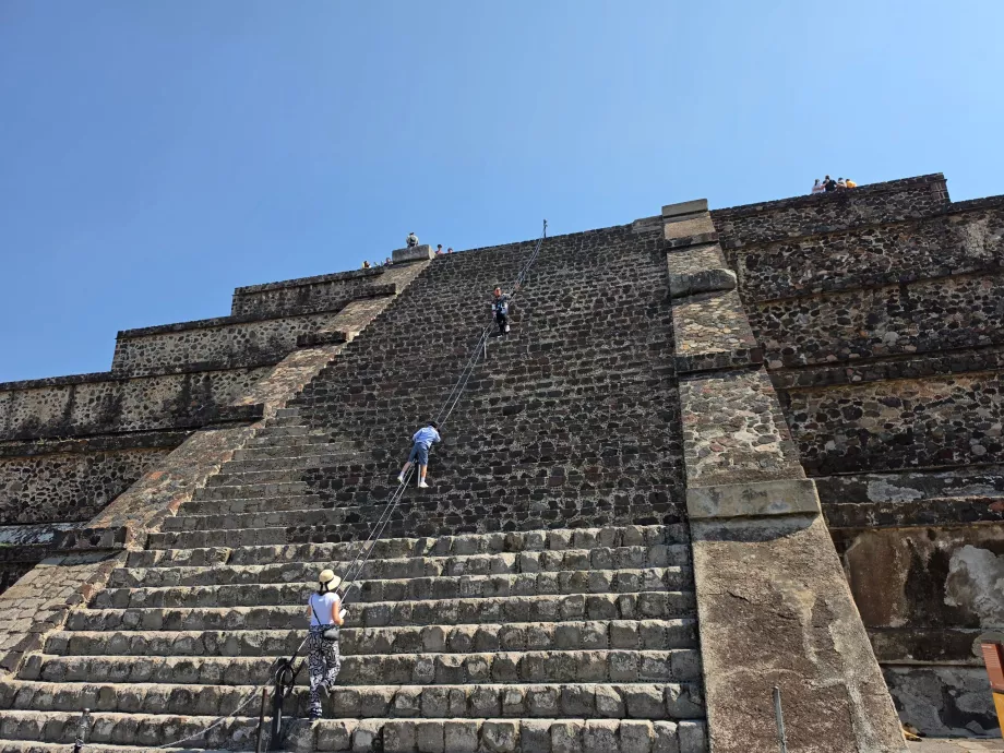Subir a la Pirámide de la Luna