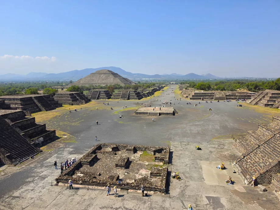 Vista del yacimiento desde la Pirámide de la Luna