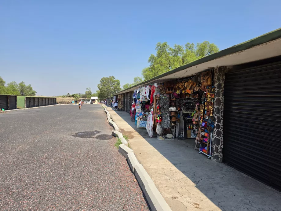 Puestos de recuerdos en la salida 2