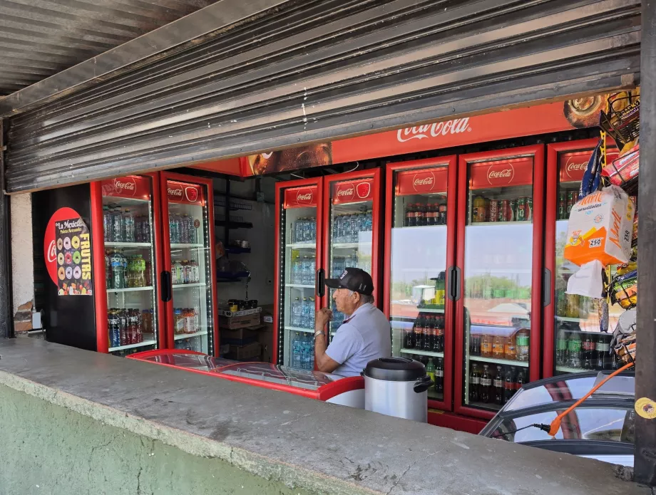 Venta de bebidas en la entrada número 2