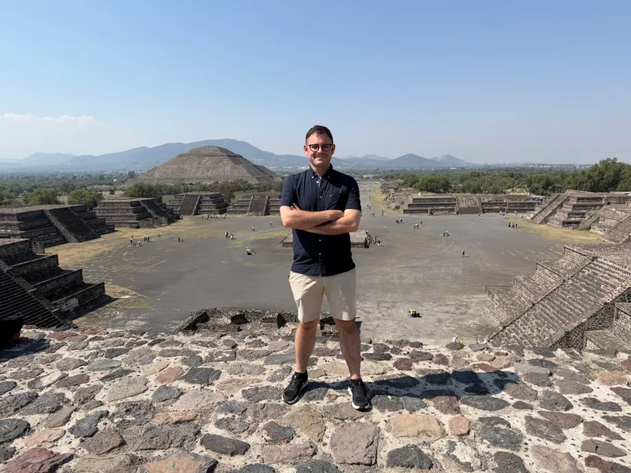 Yo de pie en la Pirámide de la Luna