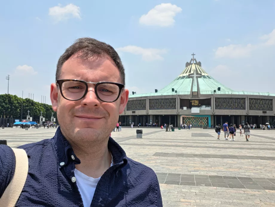Yo delante de la Basílica de Guadalupe