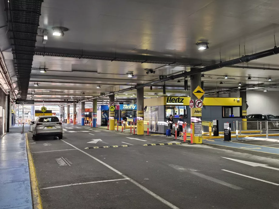 Mostradores de alquiler de coches en garajes