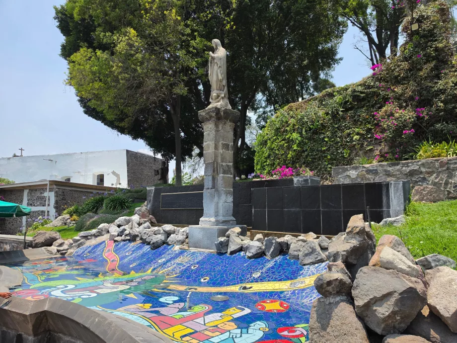 Estatua de la Virgen María