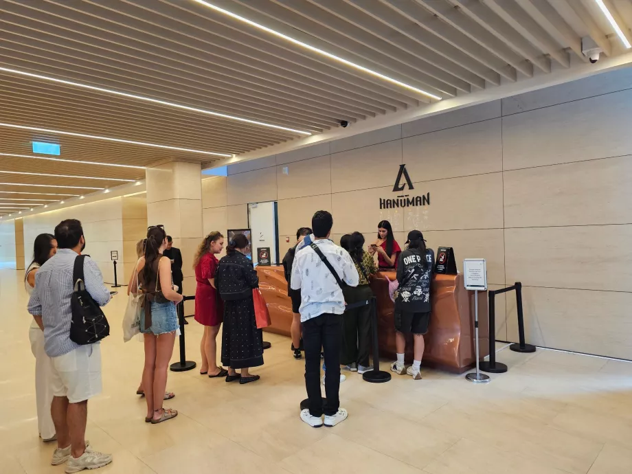 Akara Sky Hanuman - Recepción en el sótano