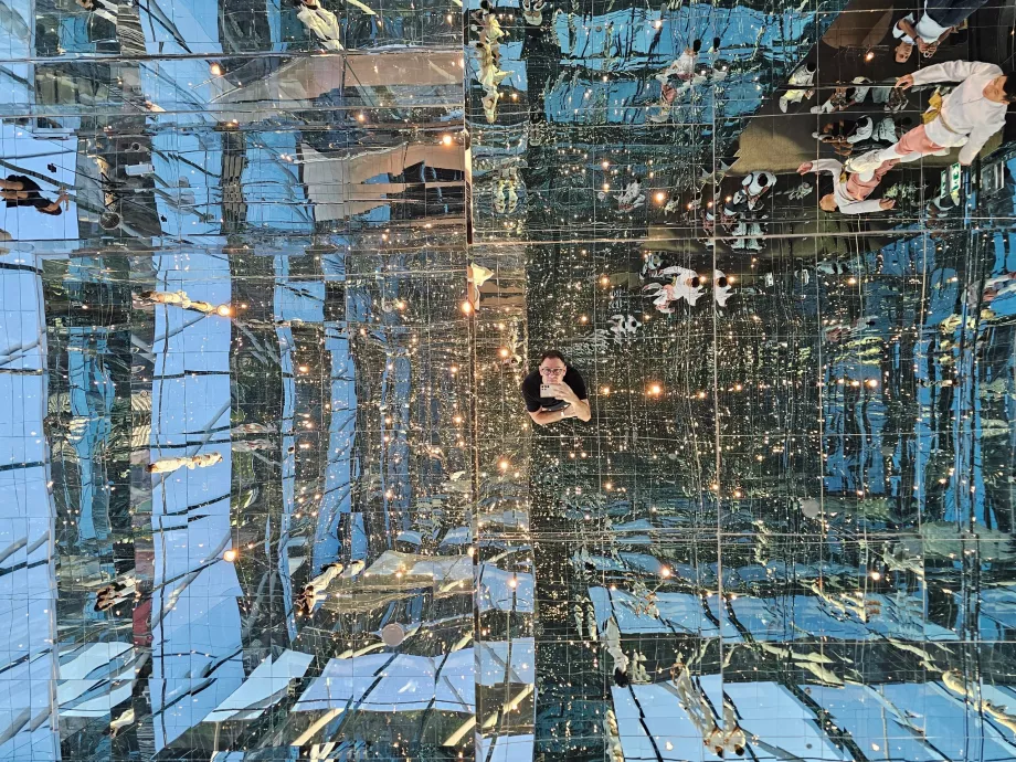 Akara Sky Hanuman - Reflejo de Bangkok