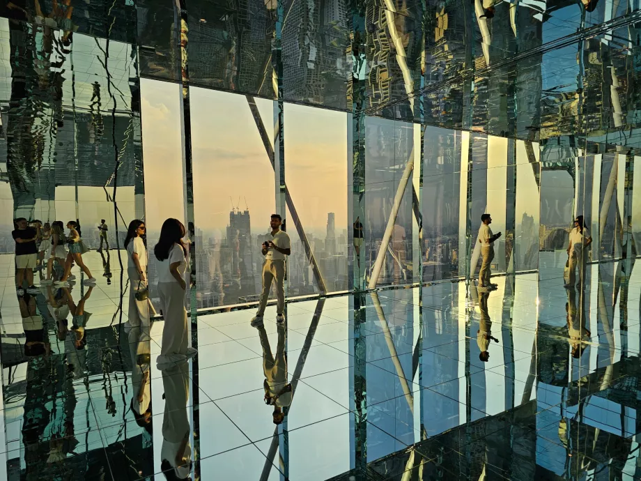 Akara Sky Hanuman - Reflejo de Bangkok