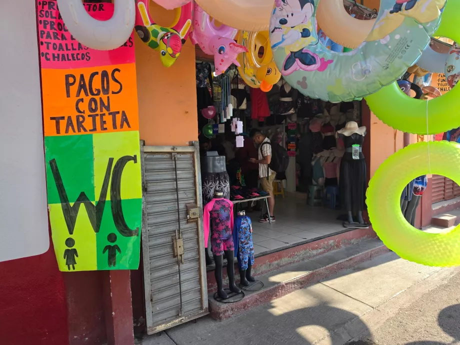 Tienda de material acuático + WC
